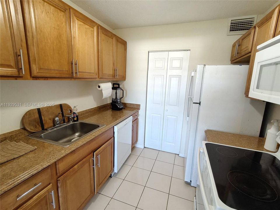 For Rent: $1,600 (1 beds, 1 baths, 768 Square Feet)