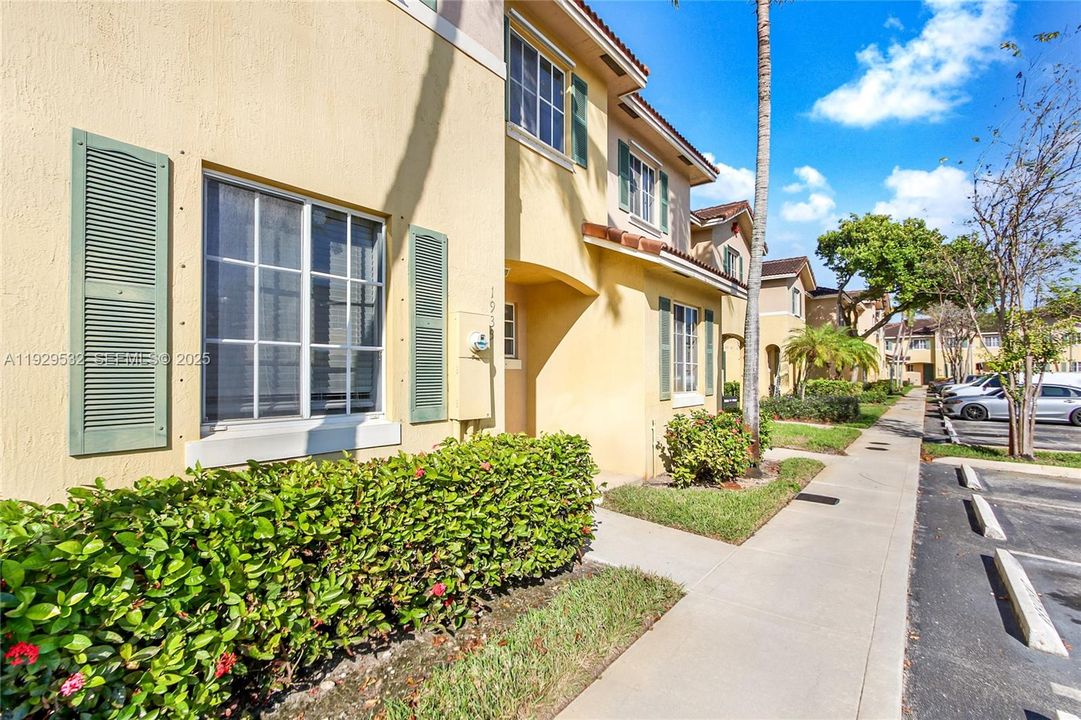 For Sale: $350,000 (3 beds, 2 baths, 1640 Square Feet)