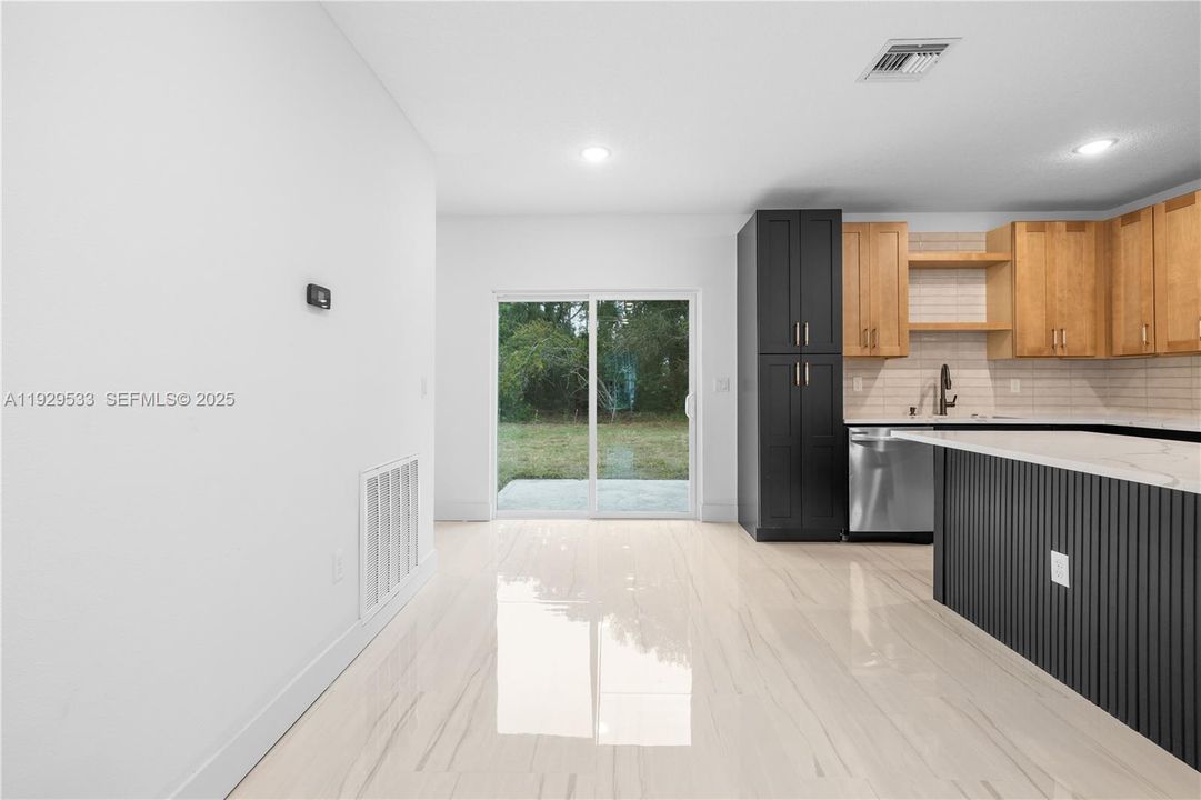 待售: $298,000 (3 贝兹, 2 浴室, 1250 平方英尺)