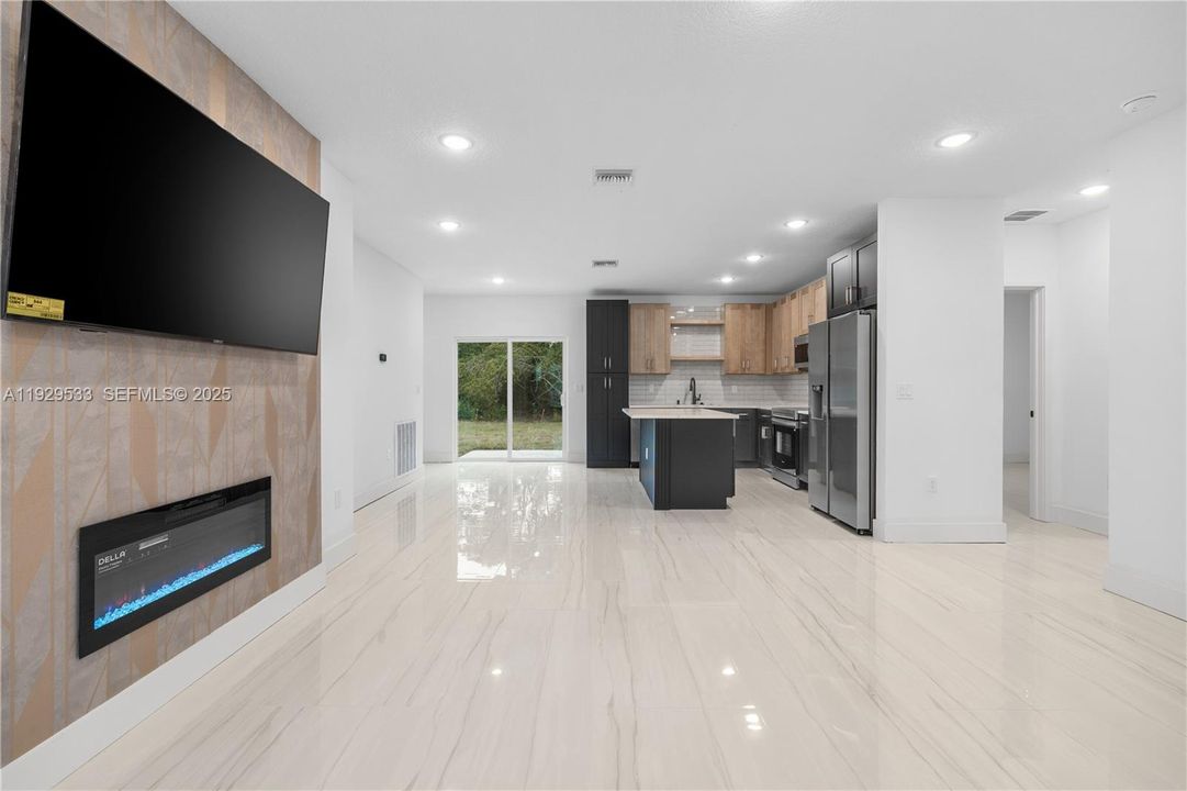 待售: $298,000 (3 贝兹, 2 浴室, 1250 平方英尺)