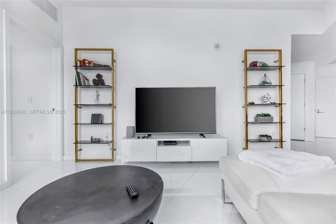 For Rent: $4,500 (1 beds, 1 baths, 929 Square Feet)