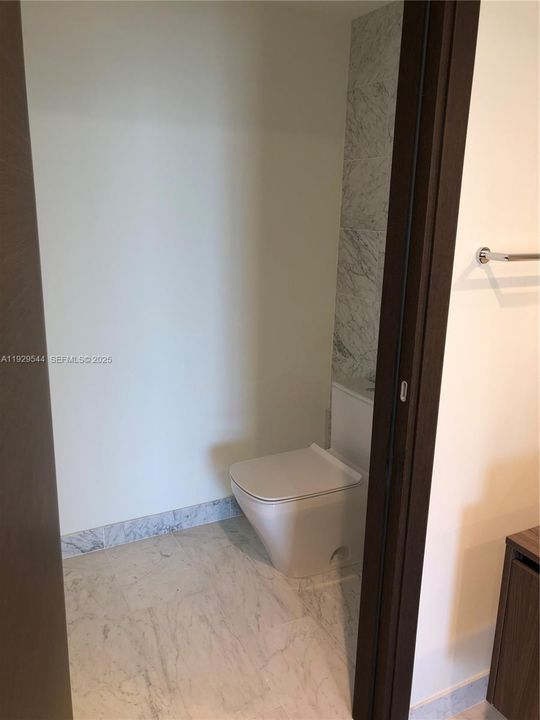 For Rent: $5,950 (1 beds, 1 baths, 826 Square Feet)