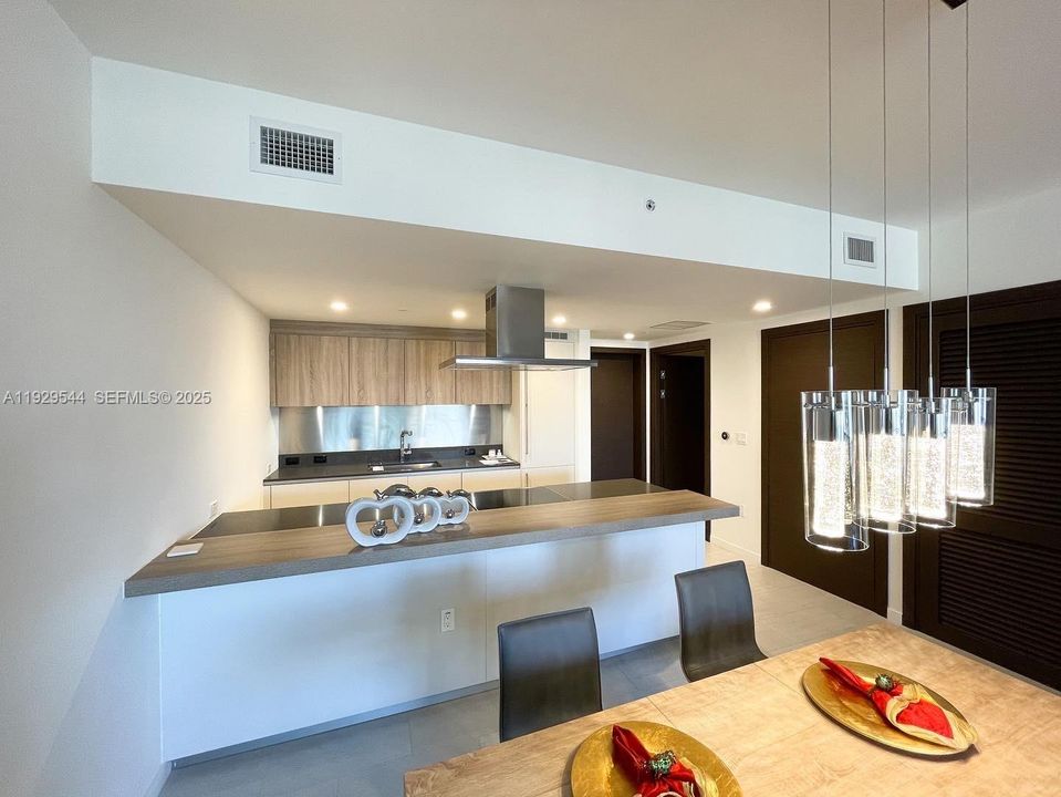 For Rent: $5,950 (1 beds, 1 baths, 826 Square Feet)