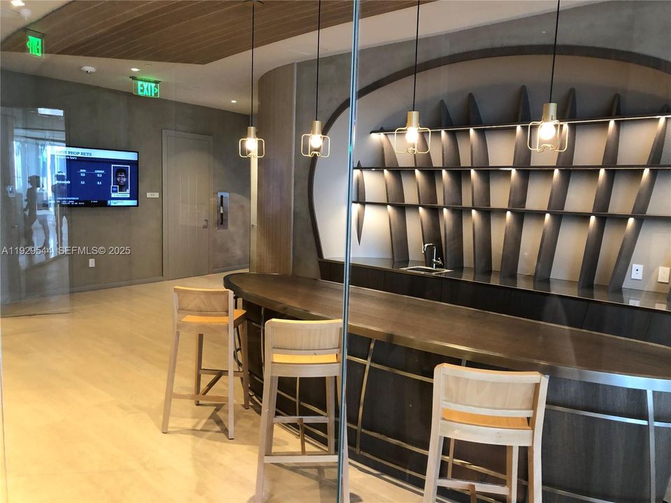 For Rent: $5,950 (1 beds, 1 baths, 826 Square Feet)