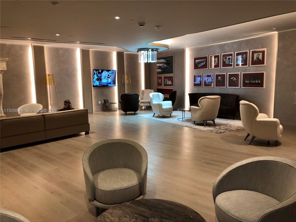 For Rent: $5,950 (1 beds, 1 baths, 826 Square Feet)