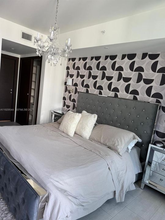 For Rent: $5,950 (1 beds, 1 baths, 826 Square Feet)