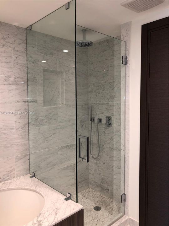 For Rent: $5,950 (1 beds, 1 baths, 826 Square Feet)