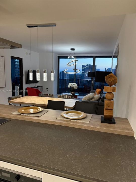 For Rent: $5,950 (1 beds, 1 baths, 826 Square Feet)