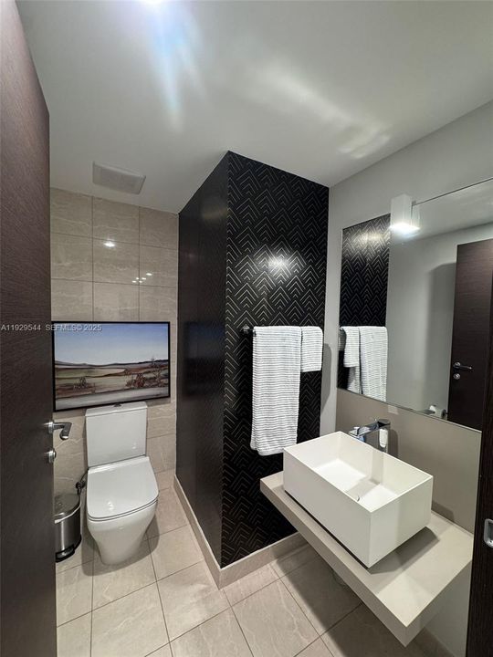 For Rent: $5,950 (1 beds, 1 baths, 826 Square Feet)