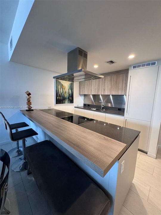 For Rent: $5,950 (1 beds, 1 baths, 826 Square Feet)