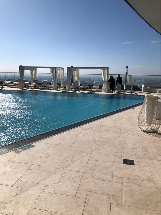 For Rent: $5,950 (1 beds, 1 baths, 826 Square Feet)