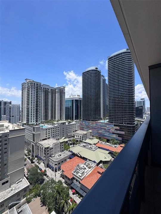 For Rent: $5,950 (1 beds, 1 baths, 826 Square Feet)