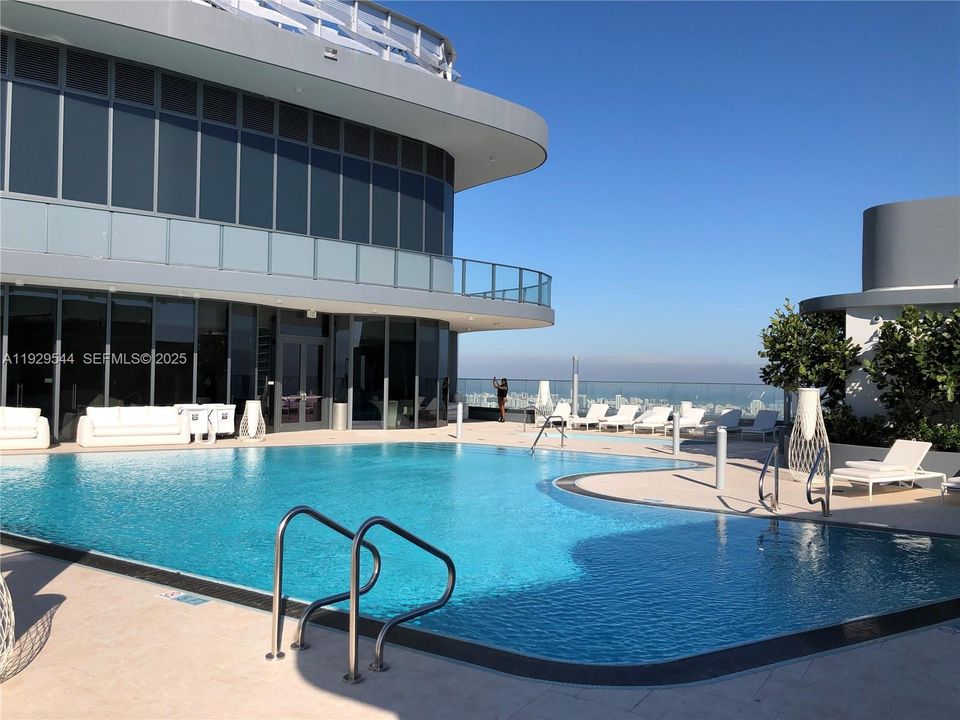 For Rent: $5,950 (1 beds, 1 baths, 826 Square Feet)