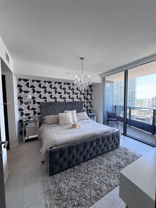 For Rent: $5,950 (1 beds, 1 baths, 826 Square Feet)