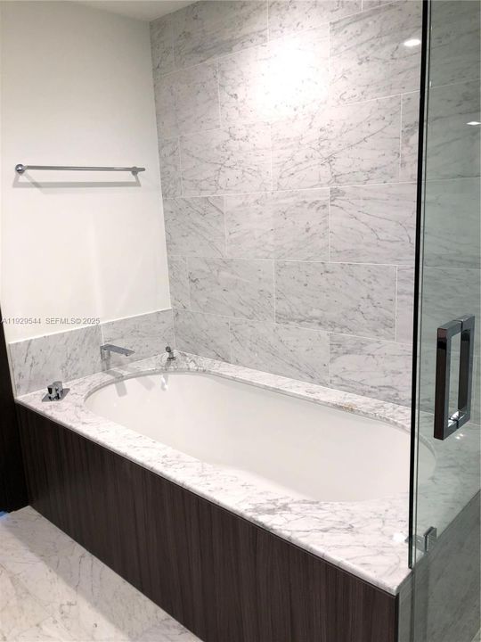 For Rent: $5,950 (1 beds, 1 baths, 826 Square Feet)