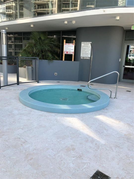 For Rent: $5,950 (1 beds, 1 baths, 826 Square Feet)