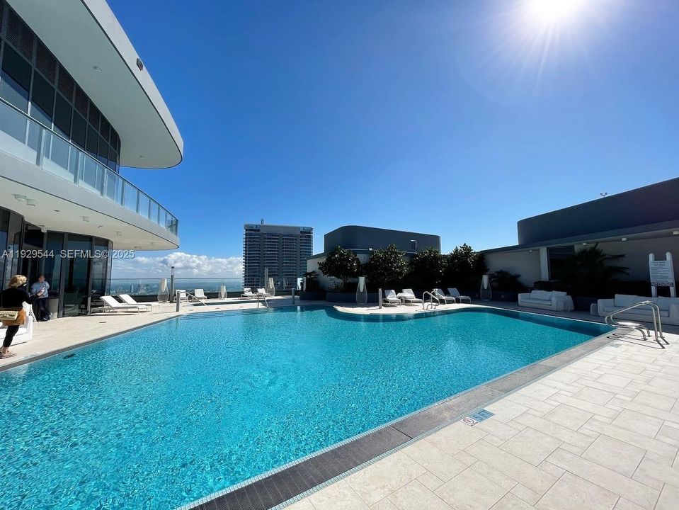 For Rent: $5,950 (1 beds, 1 baths, 826 Square Feet)