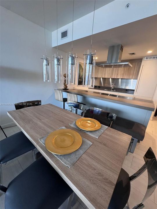 For Rent: $5,950 (1 beds, 1 baths, 826 Square Feet)