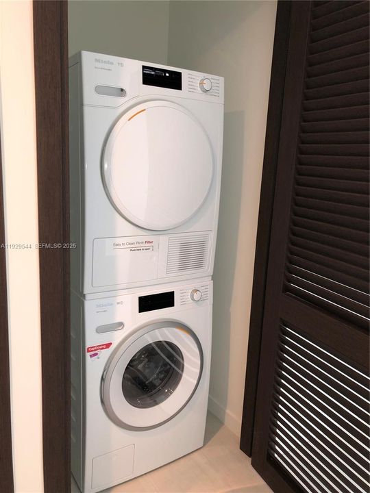 For Rent: $5,950 (1 beds, 1 baths, 826 Square Feet)