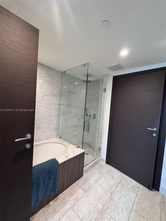 For Rent: $5,950 (1 beds, 1 baths, 826 Square Feet)