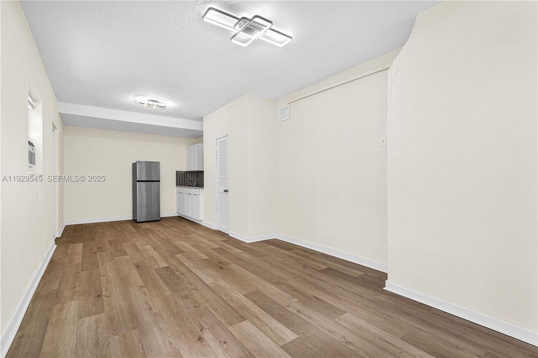 For Rent: $1,700 (0 beds, 1 baths, 1715 Square Feet)