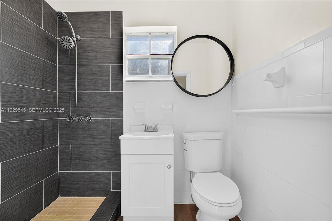 For Rent: $1,700 (0 beds, 1 baths, 1715 Square Feet)