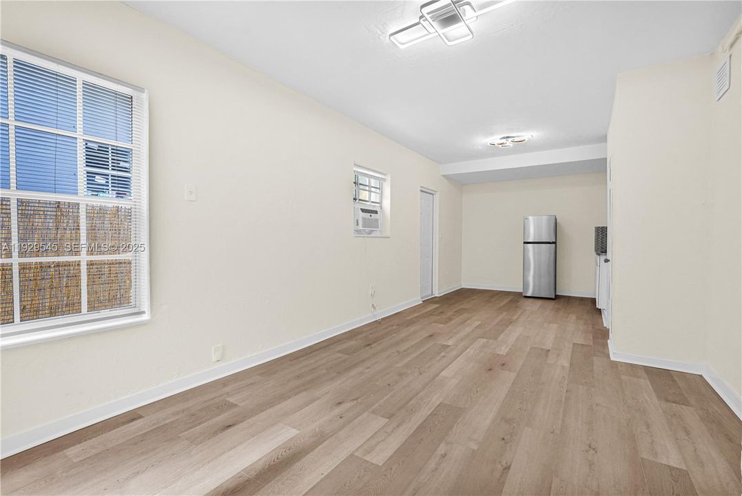 For Rent: $1,700 (0 beds, 1 baths, 1715 Square Feet)