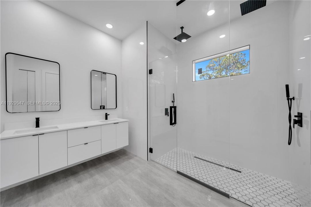 待售: $450,000 (4 贝兹, 3 浴室, 1735 平方英尺)