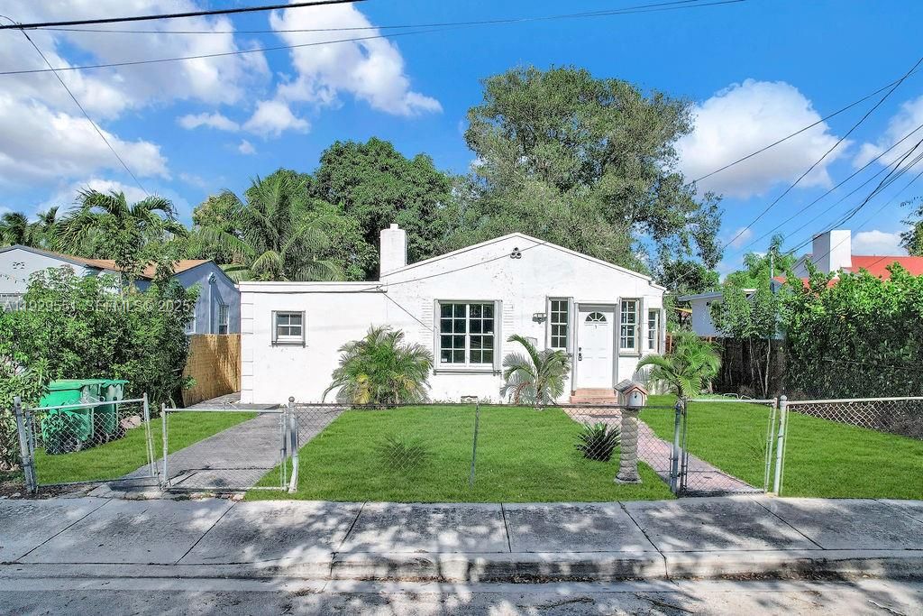 For Rent: $2,700 (2 beds, 1 baths, 1715 Square Feet)