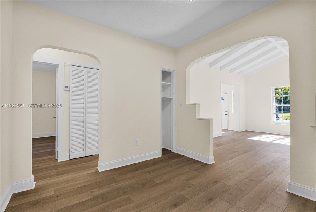 For Rent: $2,700 (2 beds, 1 baths, 1715 Square Feet)