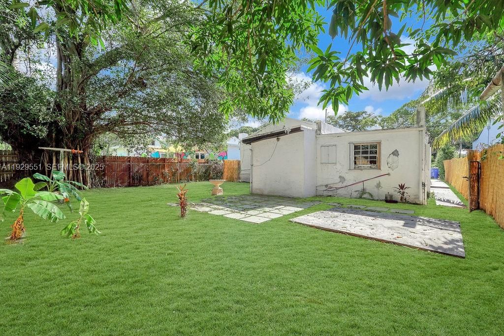 For Rent: $2,700 (2 beds, 1 baths, 1715 Square Feet)