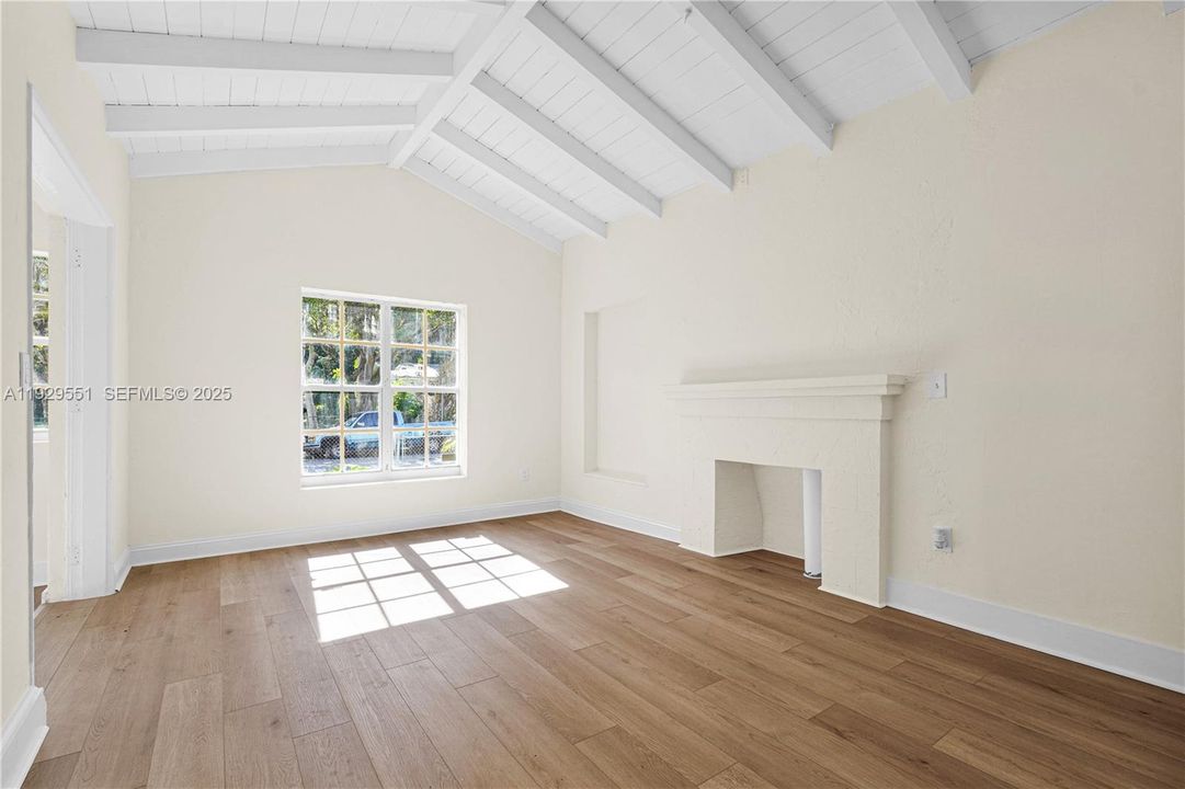 For Rent: $2,700 (2 beds, 1 baths, 1715 Square Feet)