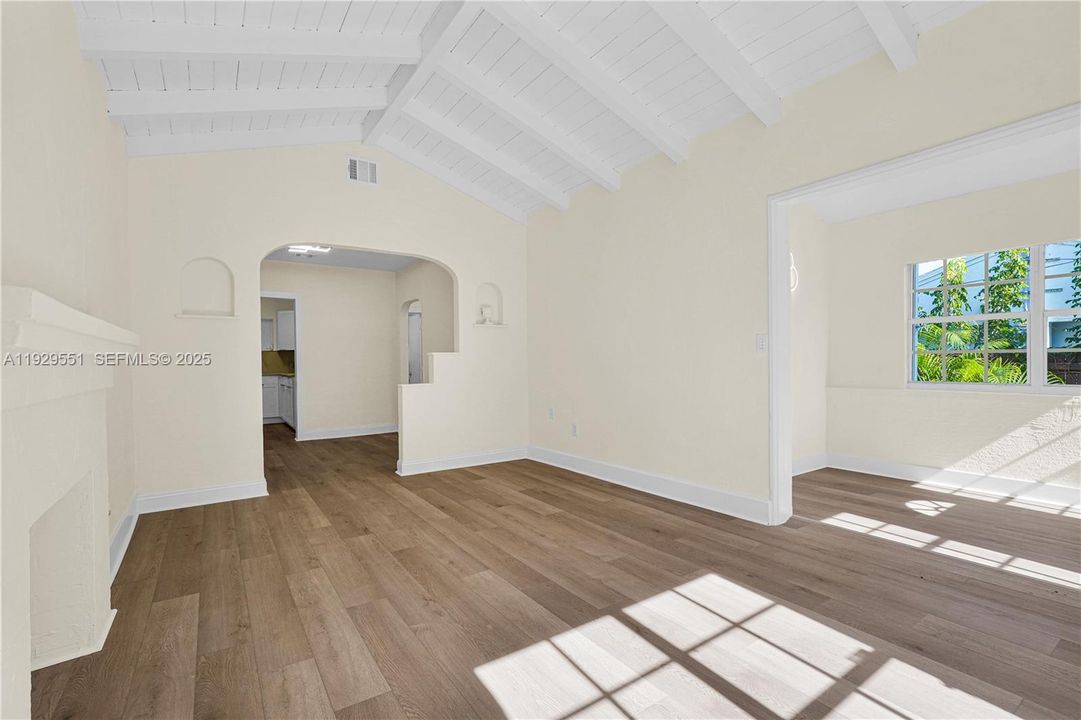 For Rent: $2,700 (2 beds, 1 baths, 1715 Square Feet)