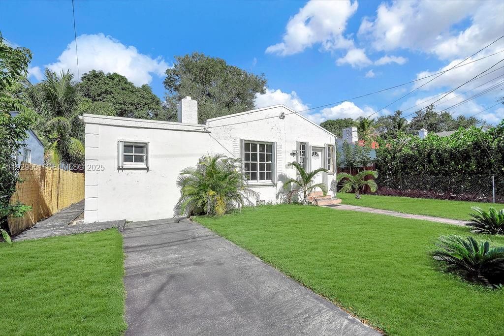 For Rent: $2,700 (2 beds, 1 baths, 1715 Square Feet)