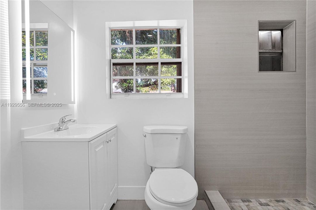 For Rent: $1,700 (1 beds, 1 baths, 1715 Square Feet)