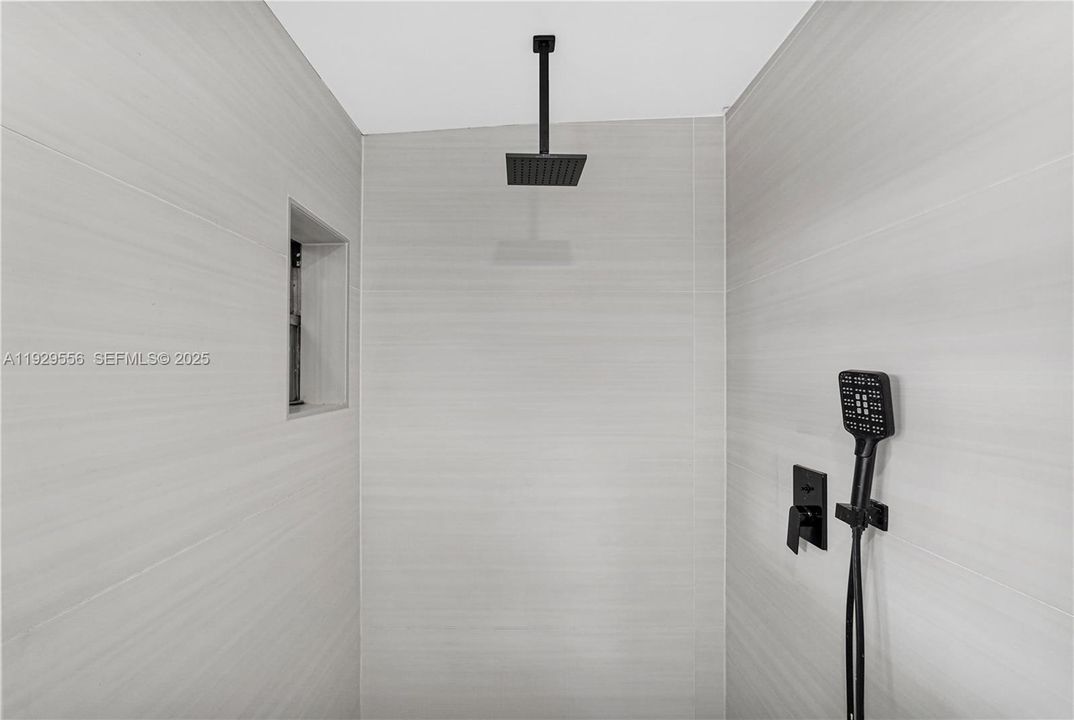 For Rent: $1,700 (1 beds, 1 baths, 1715 Square Feet)