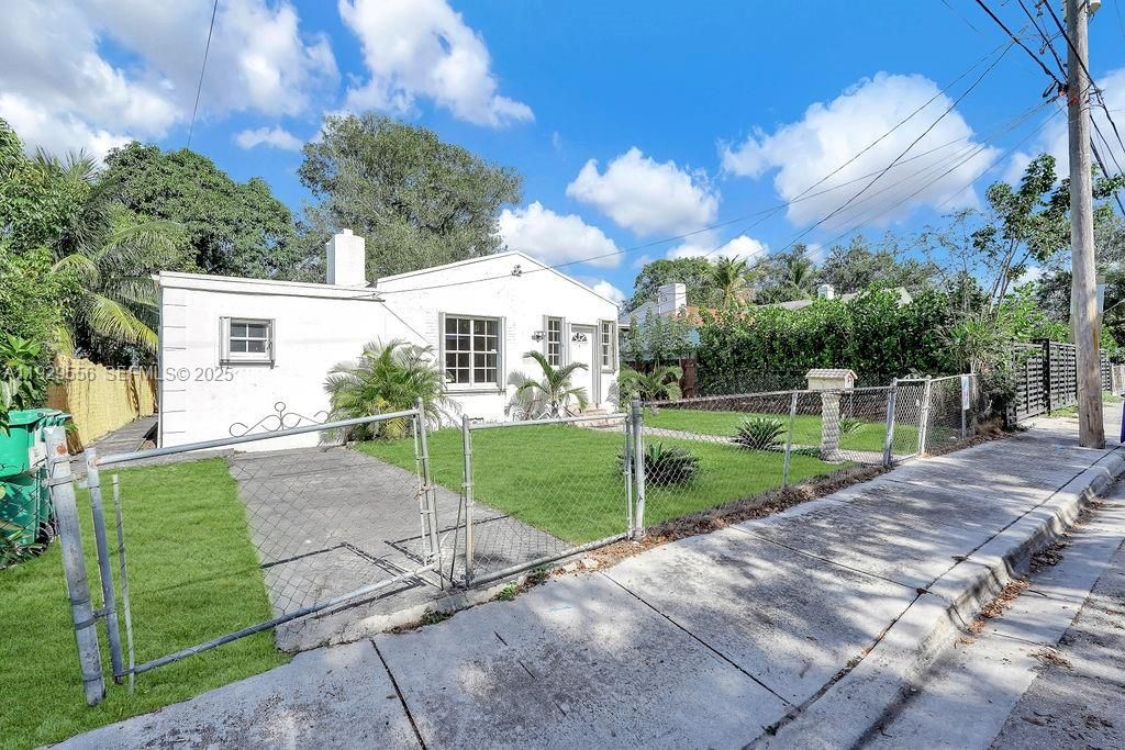 For Rent: $1,700 (1 beds, 1 baths, 1715 Square Feet)