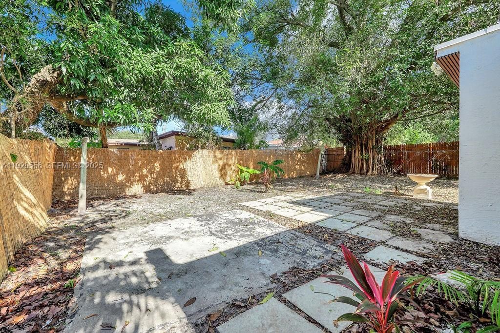 For Rent: $1,700 (1 beds, 1 baths, 1715 Square Feet)