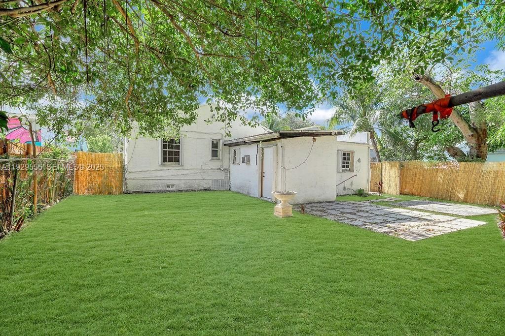 For Rent: $1,700 (1 beds, 1 baths, 1715 Square Feet)