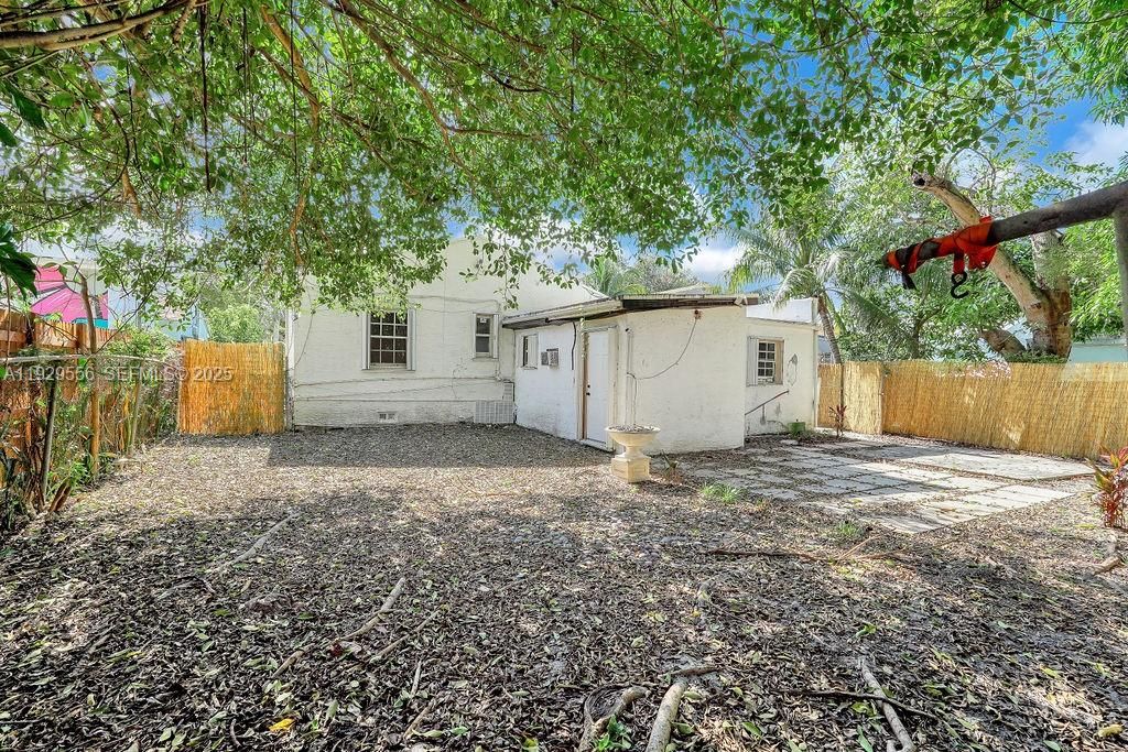 For Rent: $1,700 (1 beds, 1 baths, 1715 Square Feet)