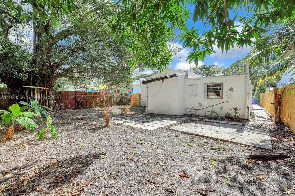 For Rent: $1,700 (1 beds, 1 baths, 1715 Square Feet)