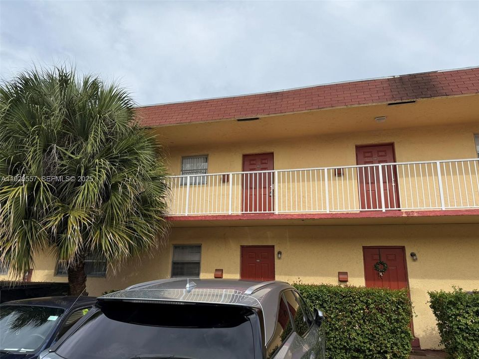 For Sale: $165,000 (2 beds, 1 baths, 830 Square Feet)