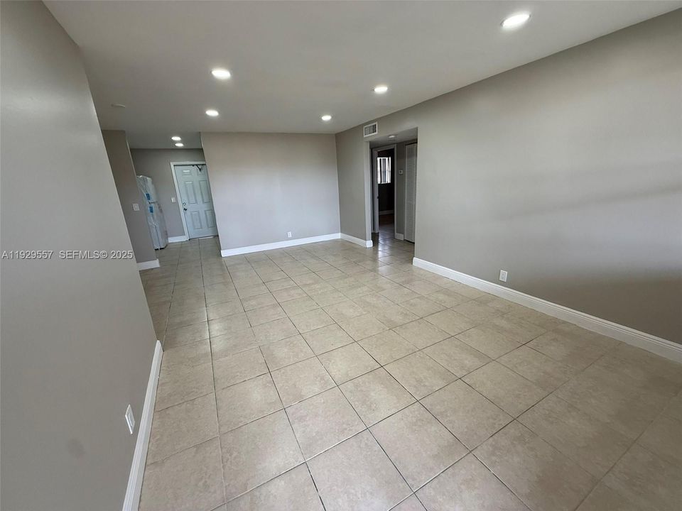 For Sale: $165,000 (2 beds, 1 baths, 830 Square Feet)