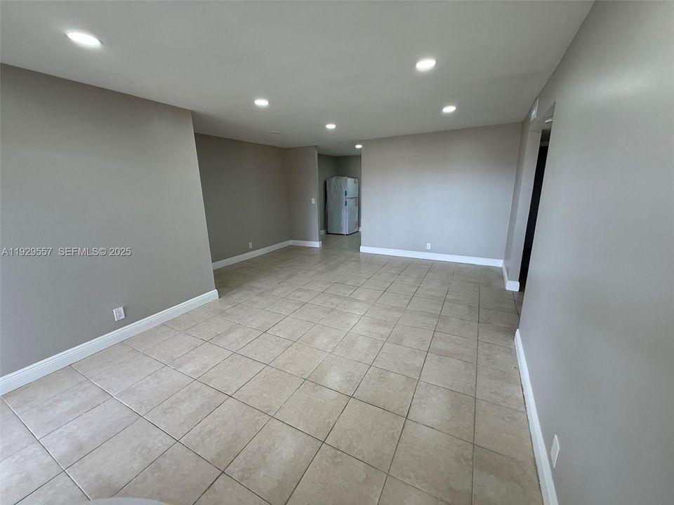 For Sale: $165,000 (2 beds, 1 baths, 830 Square Feet)