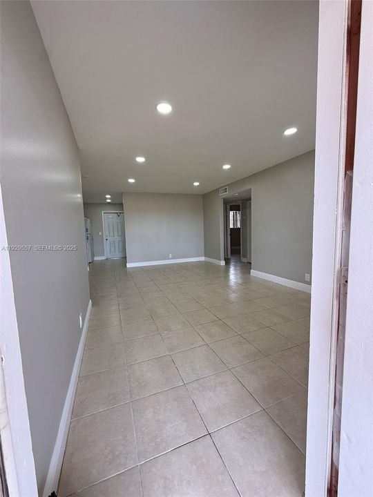 For Sale: $165,000 (2 beds, 1 baths, 830 Square Feet)