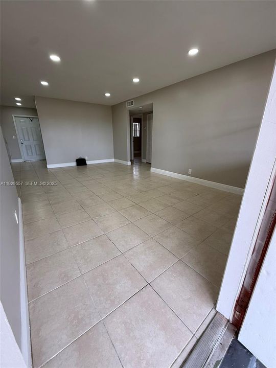 For Sale: $165,000 (2 beds, 1 baths, 830 Square Feet)