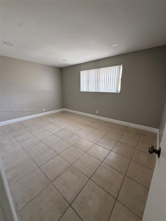 For Sale: $165,000 (2 beds, 1 baths, 830 Square Feet)