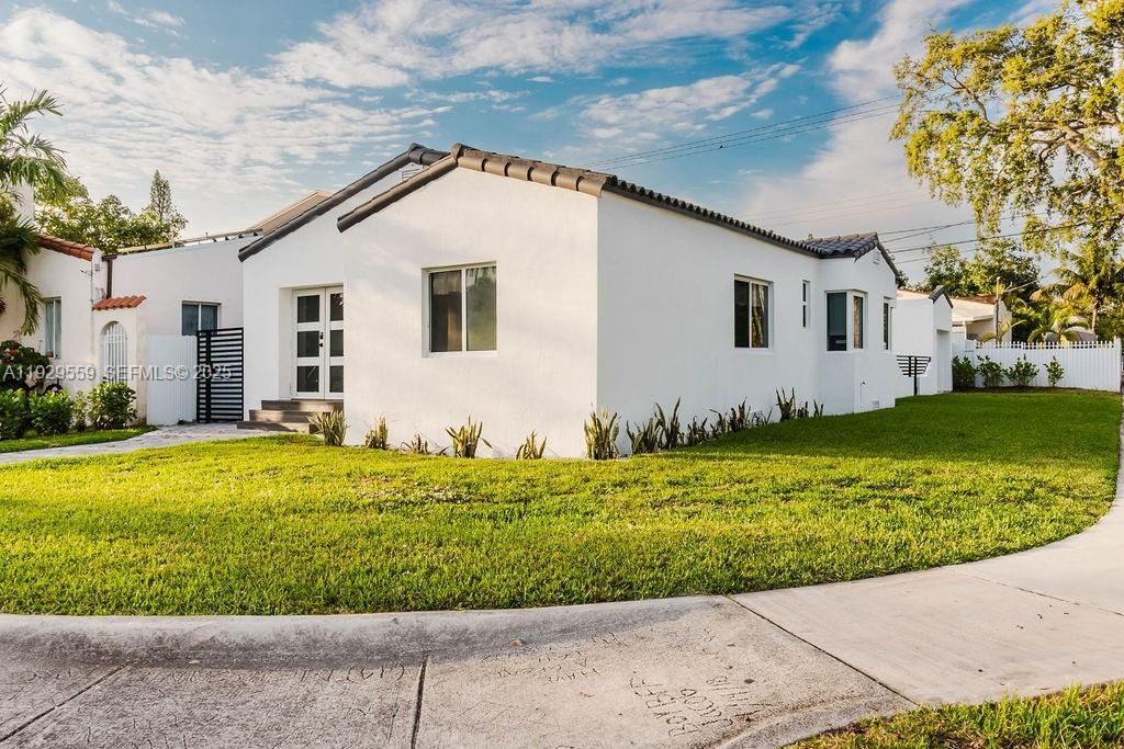 На продажу: $989,900 (3 спален, 1 ванн, 1330 Квадратных фут)