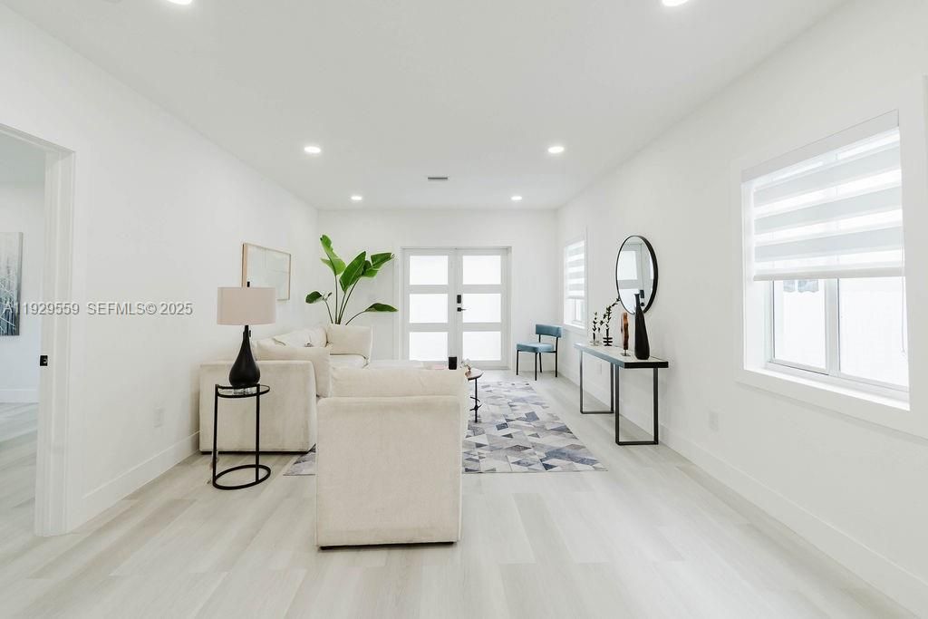 На продажу: $989,900 (3 спален, 1 ванн, 1330 Квадратных фут)