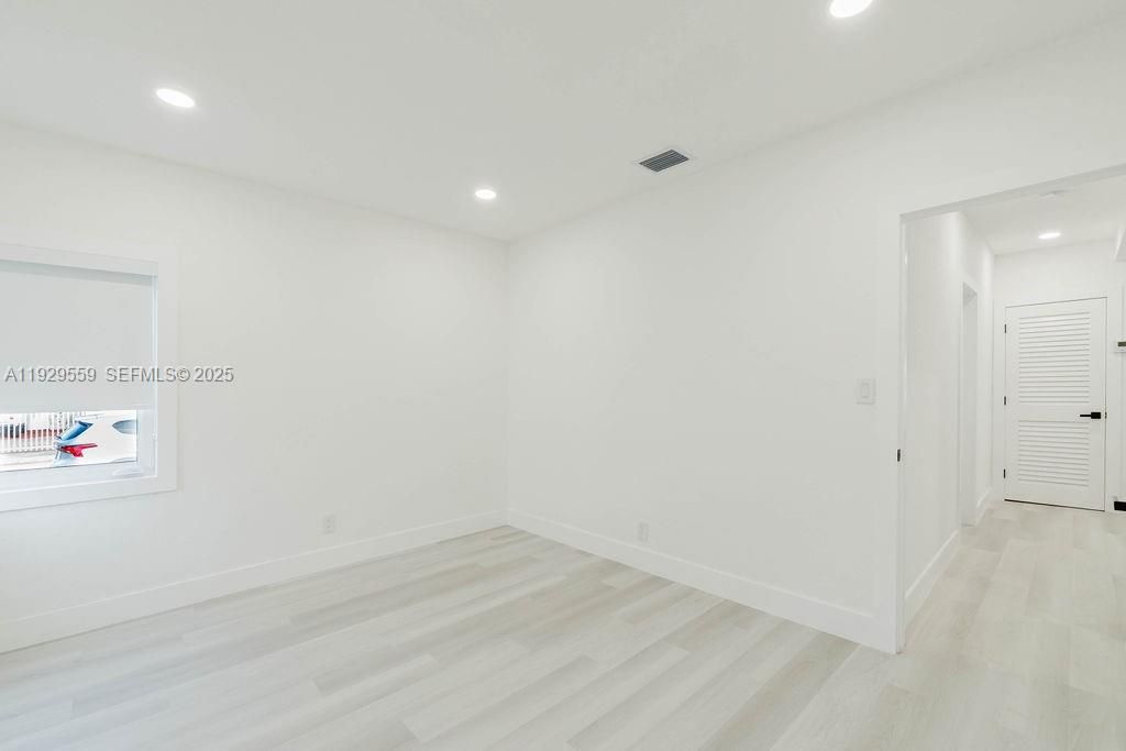 На продажу: $989,900 (3 спален, 1 ванн, 1330 Квадратных фут)